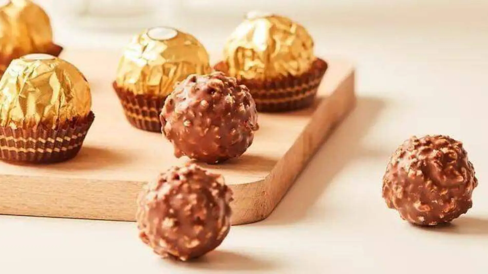 La chica que presentó el video origina mostró cómo lucía el interior de sus chocolates Ferrero Rocher (Imagen de aspecto)